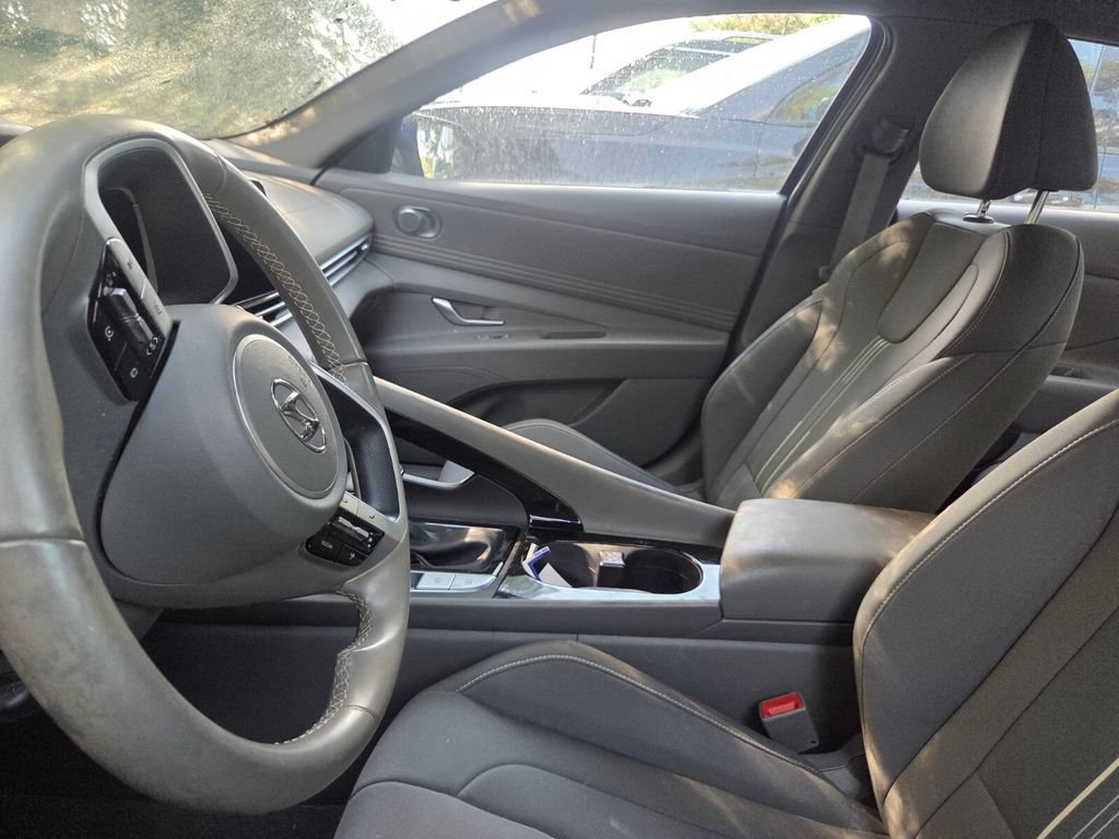 Used 2023 Hyundai Elantra SEL w/ Convenience Package FWD image 2