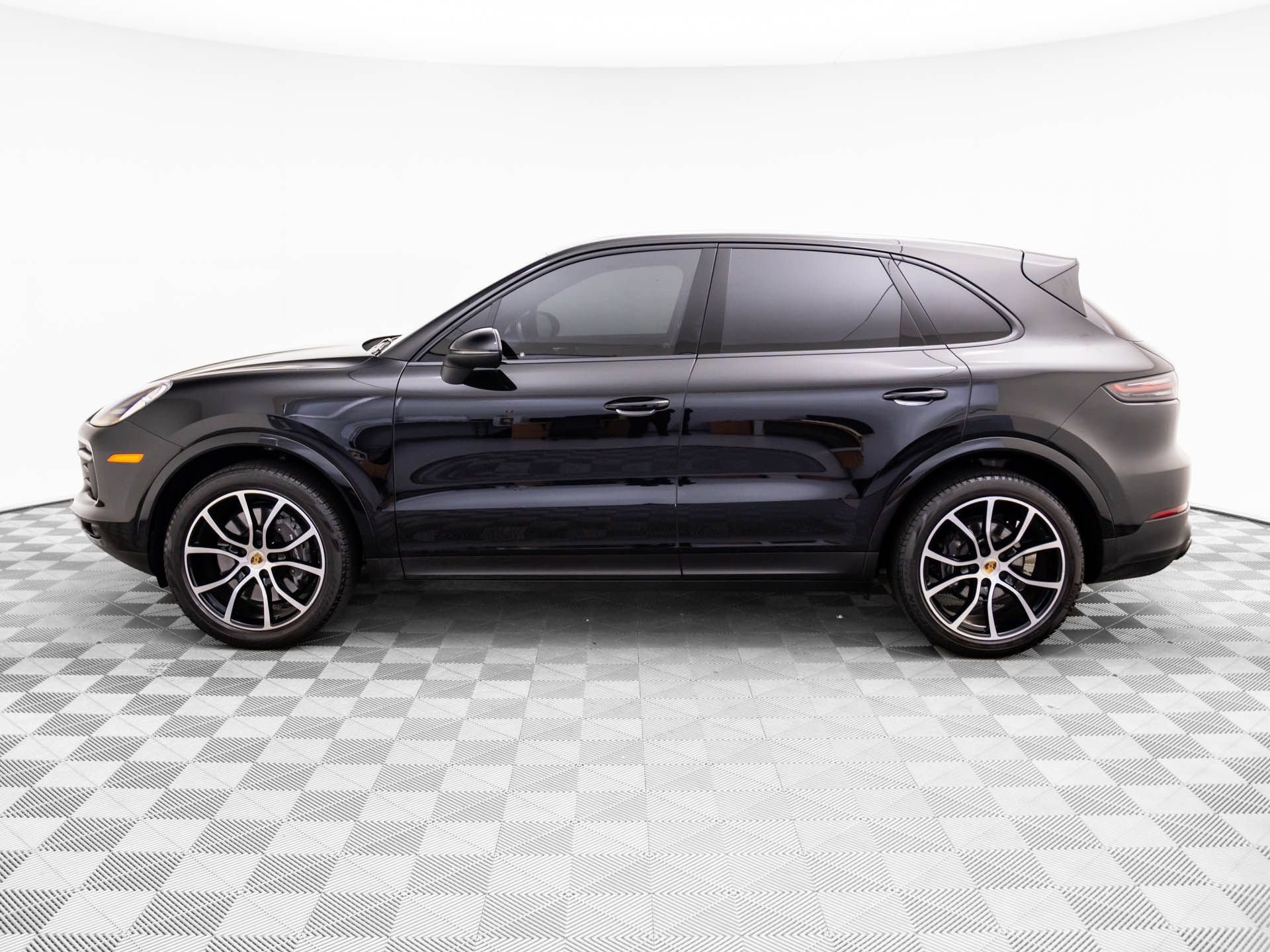 Certified 2023 Porsche Cayenne Platinum Edition image 2