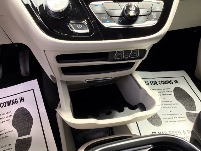 Used 2024 Chrysler Pacifica Touring-L FWD image 16