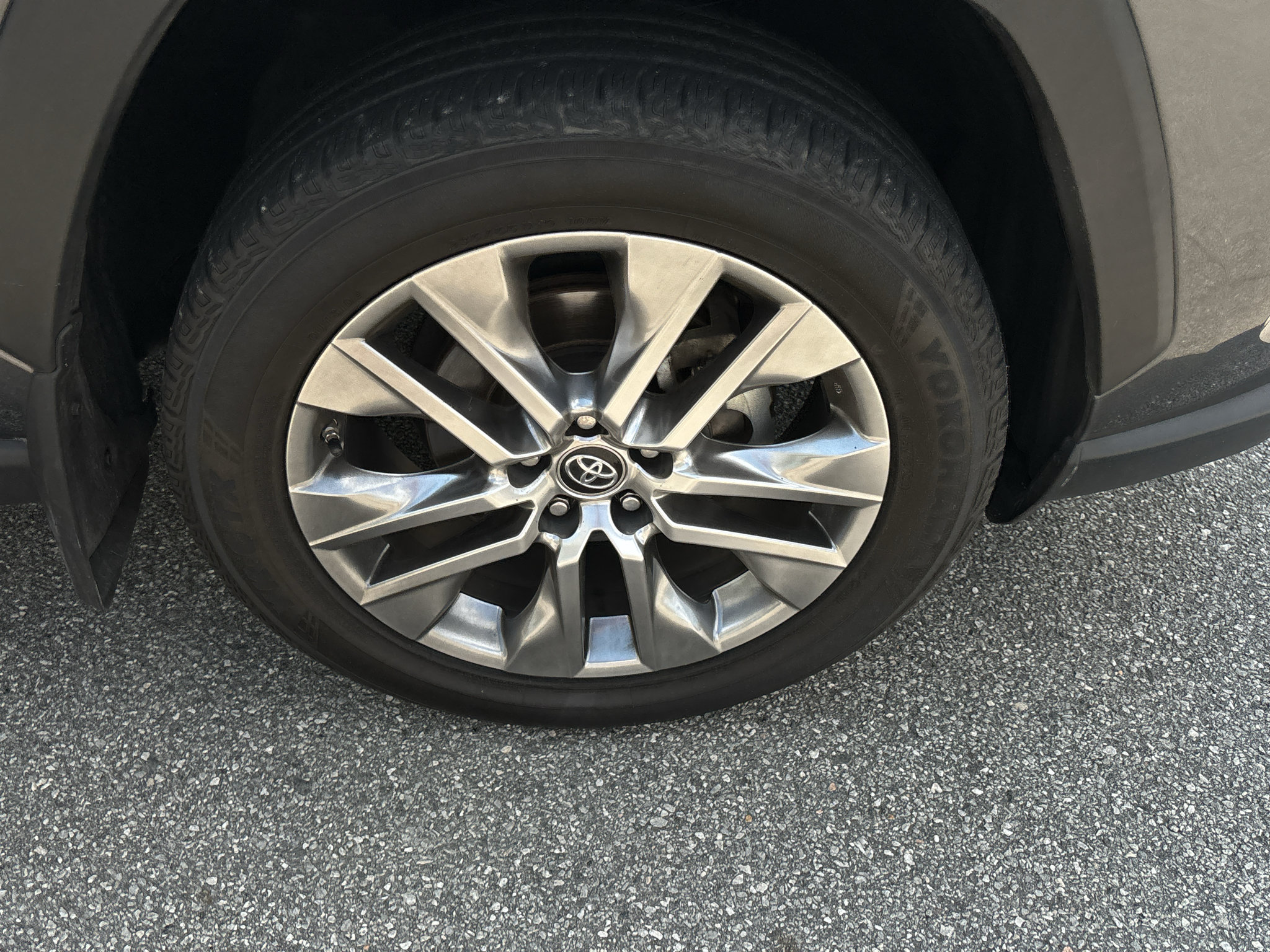 Used 2019 Toyota RAV4 XLE Premium FWD image 27