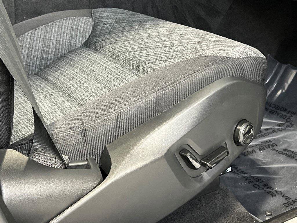 Used 2022 Volvo XC60 B5 Momentum image 12