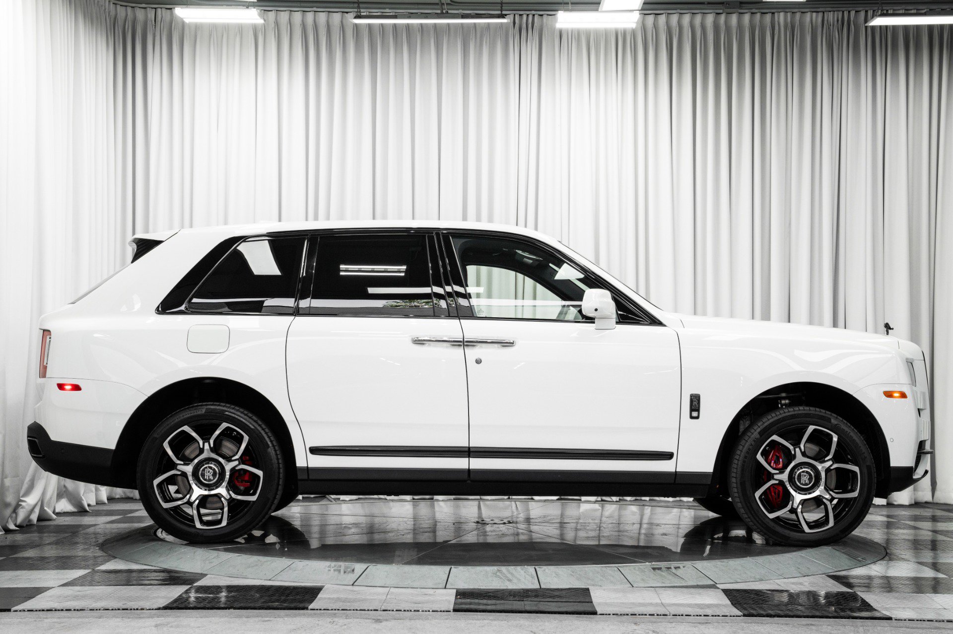 Used 2023 Rolls-Royce Cullinan Black Badge w/ Dark Exterior Package image 60