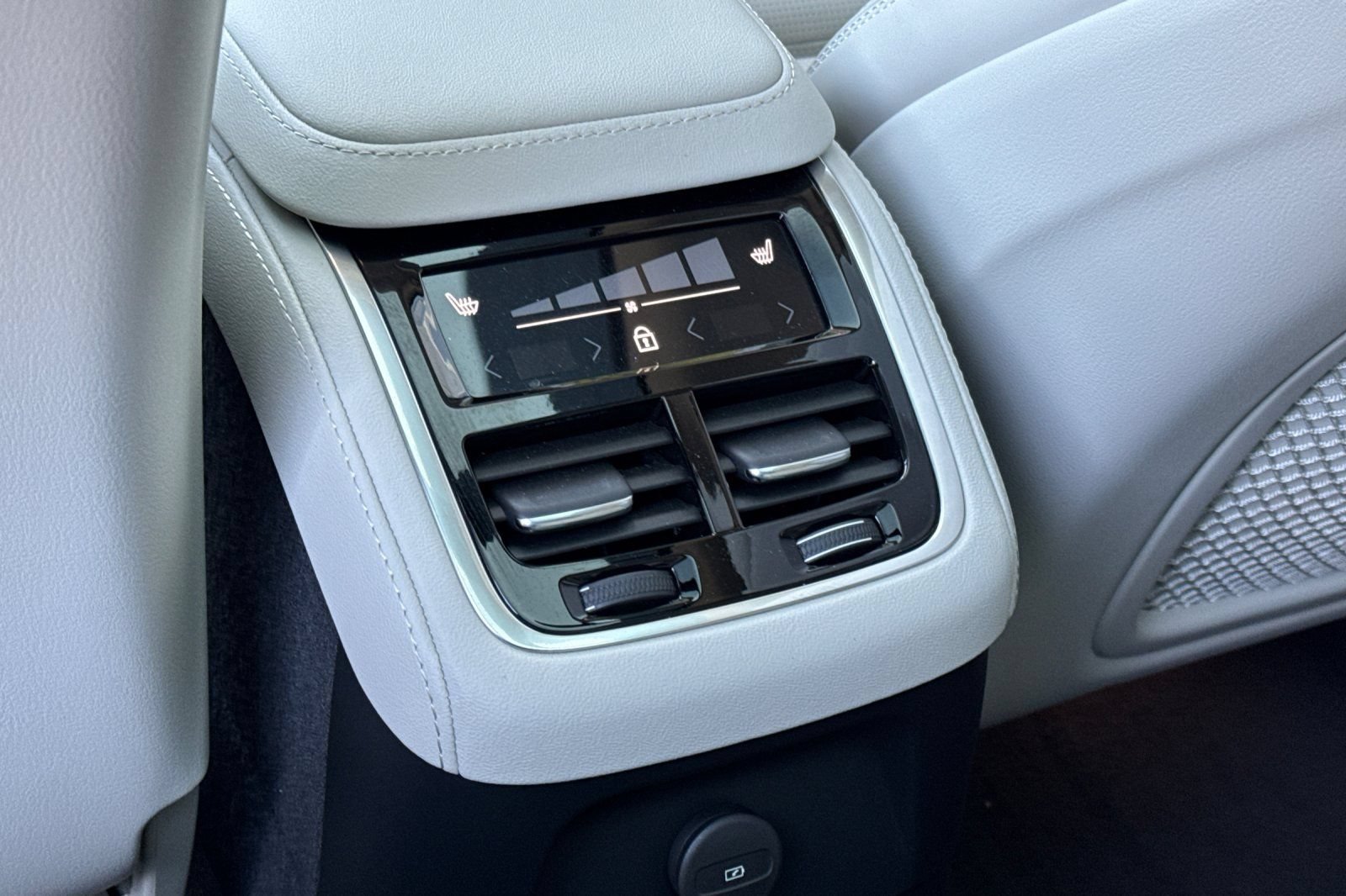 Certified 2026 Volvo XC90 T8 Ultra w/ Protection Package Premier AWD/4WD image 13