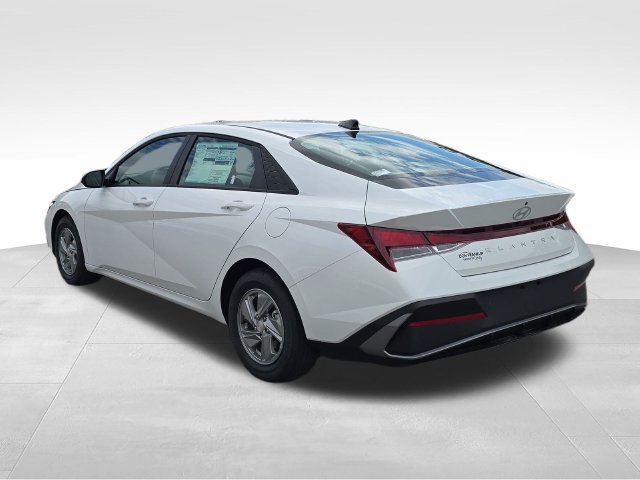 New 2026 Hyundai Elantra SE FWD image 3