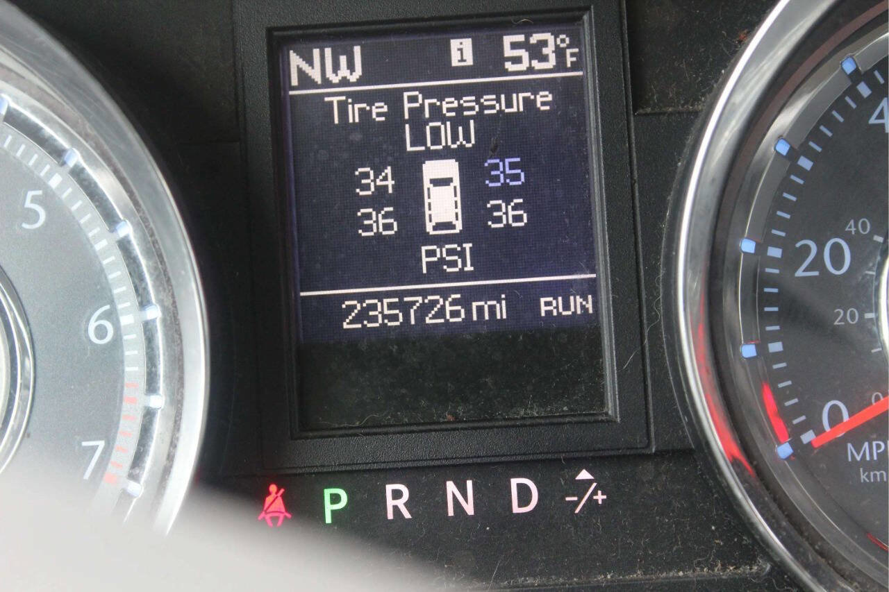 Used 2011 Chrysler Town & Country Touring-L w/ Entertainment Group #2 FWD image 10