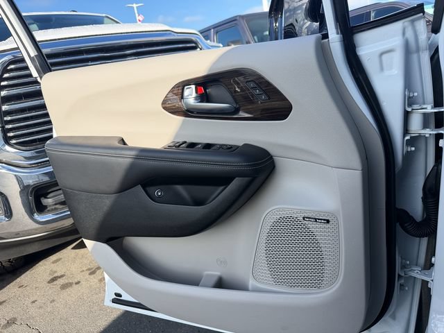Used 2023 Chrysler Pacifica Limited w/ Uconnect Theater Family Group FWD image 24
