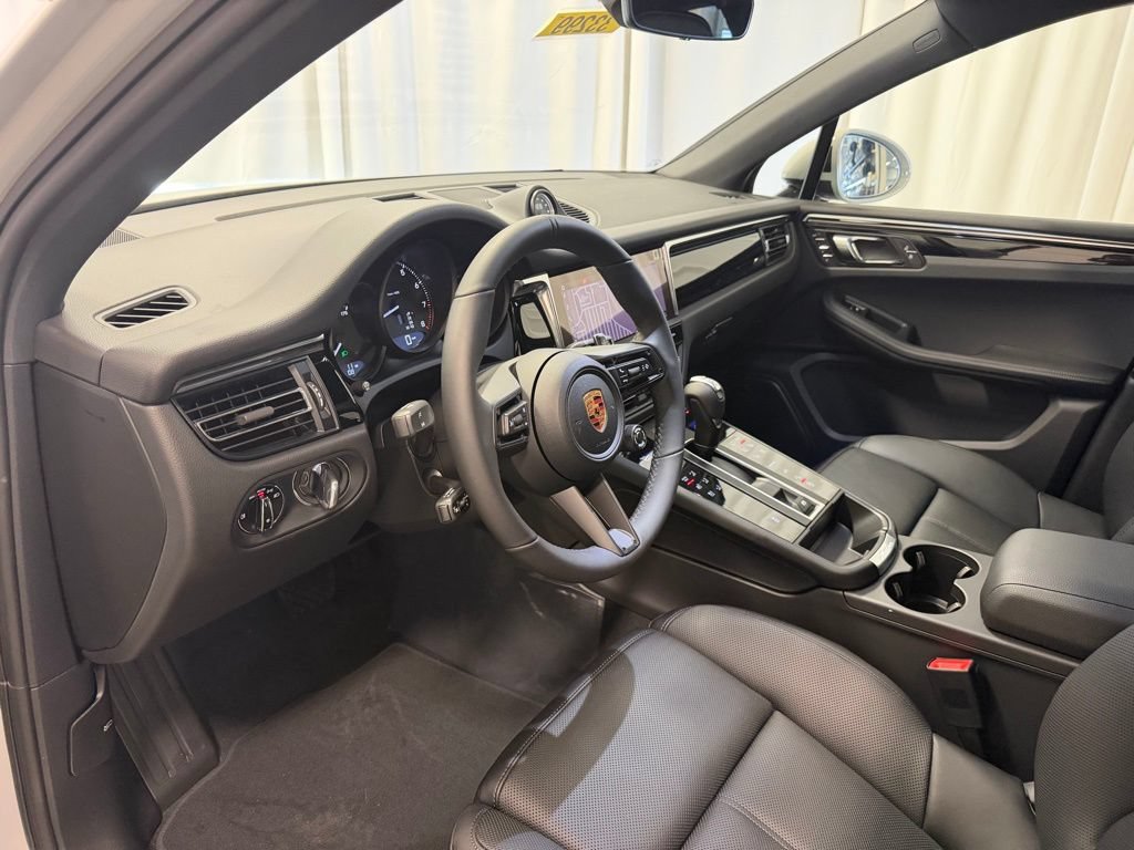 Certified 2026 Porsche Macan AWD/4WD image 4
