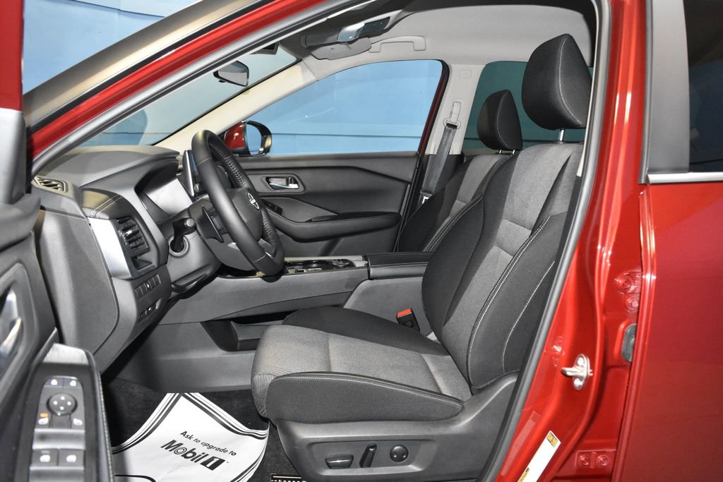 Used 2025 Nissan Rogue SV image 6