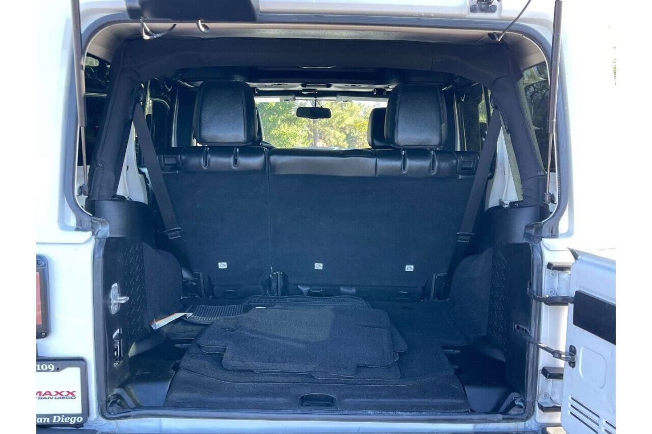 Used 2015 Jeep Wrangler Unlimited Sahara image 25