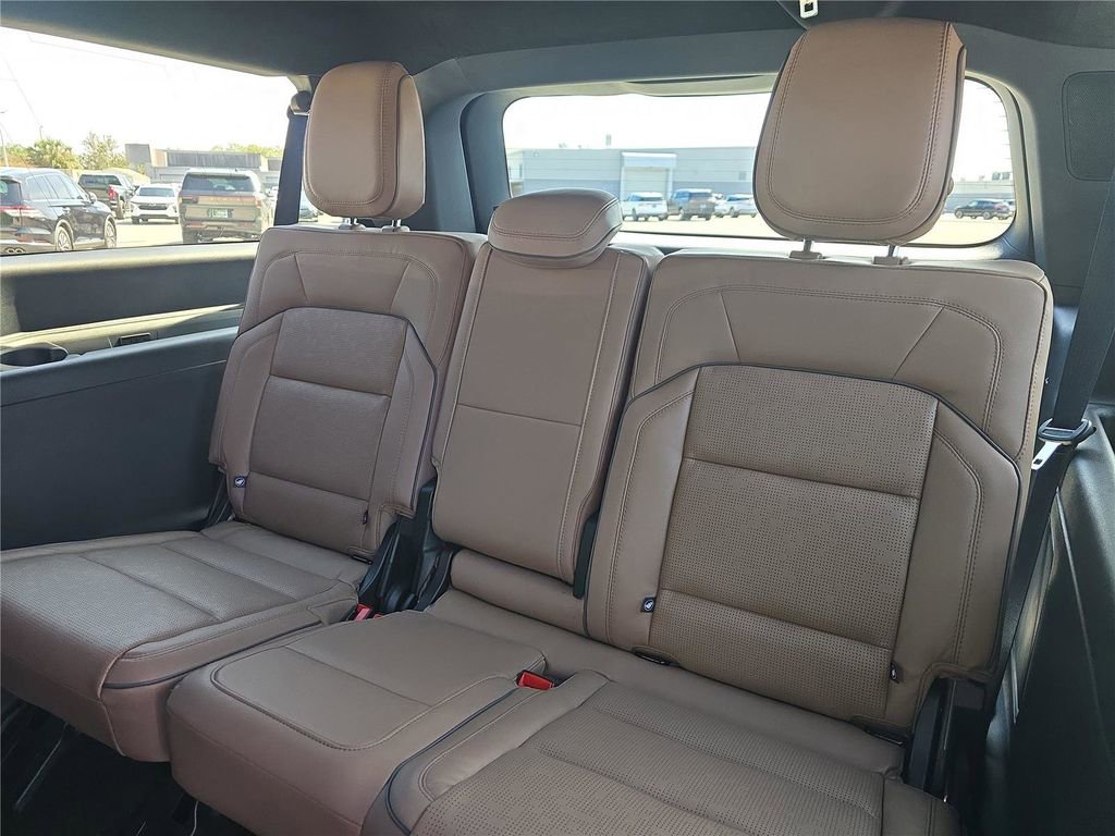 New 2026 Lincoln Navigator L Black Label AWD/4WD image 11