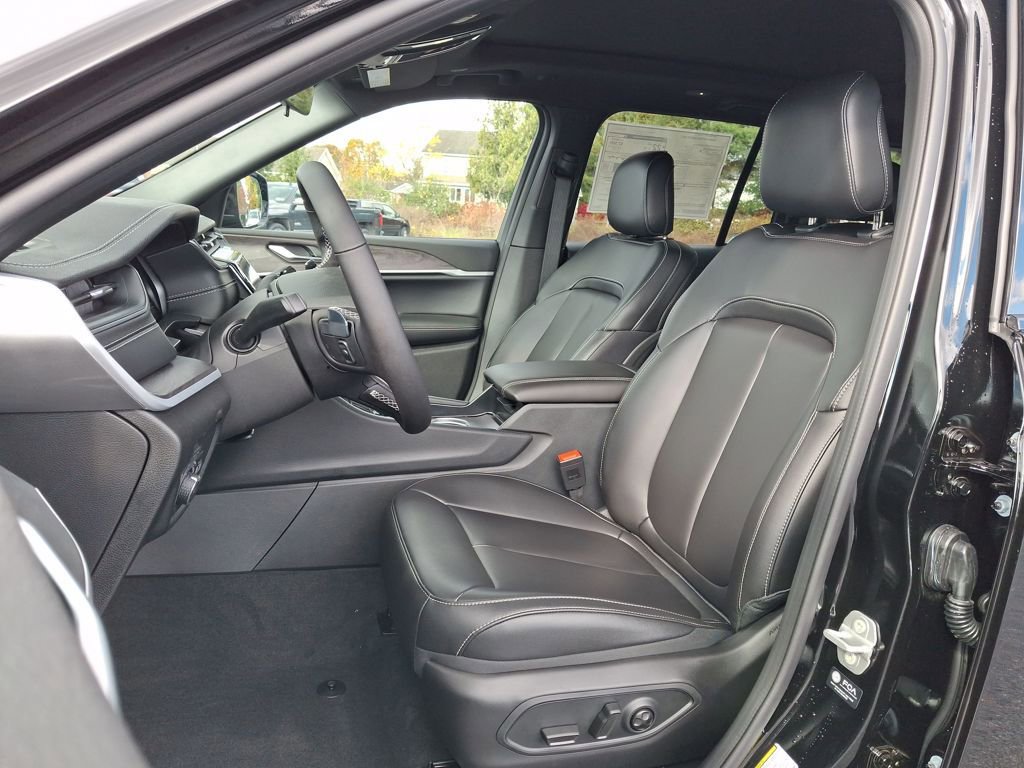 New 2025 Jeep Grand Cherokee Limited w/ Black Appearance Package image 10