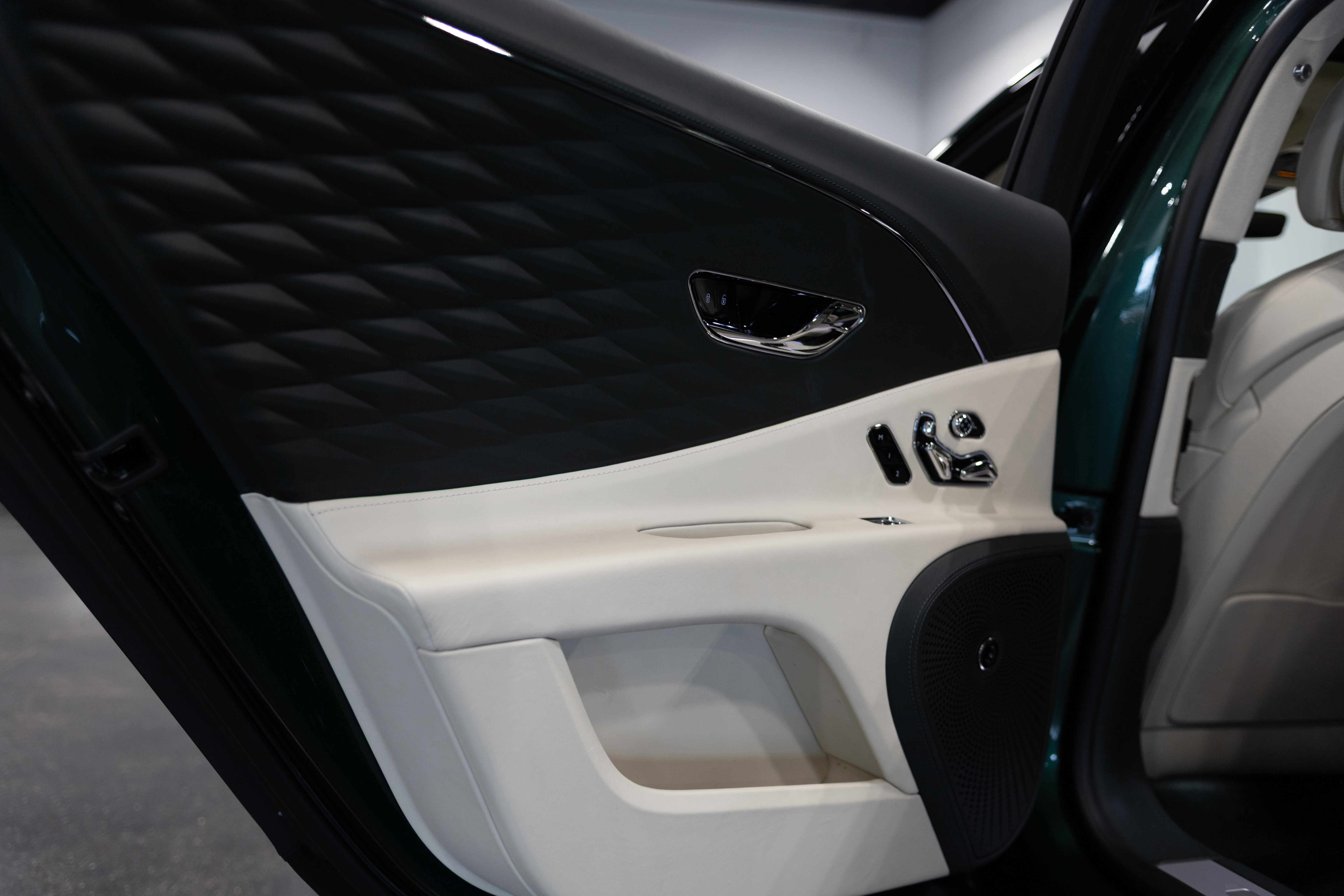 Used 2023 Bentley Flying Spur Plug-In Hybrid AWD/4WD image 30