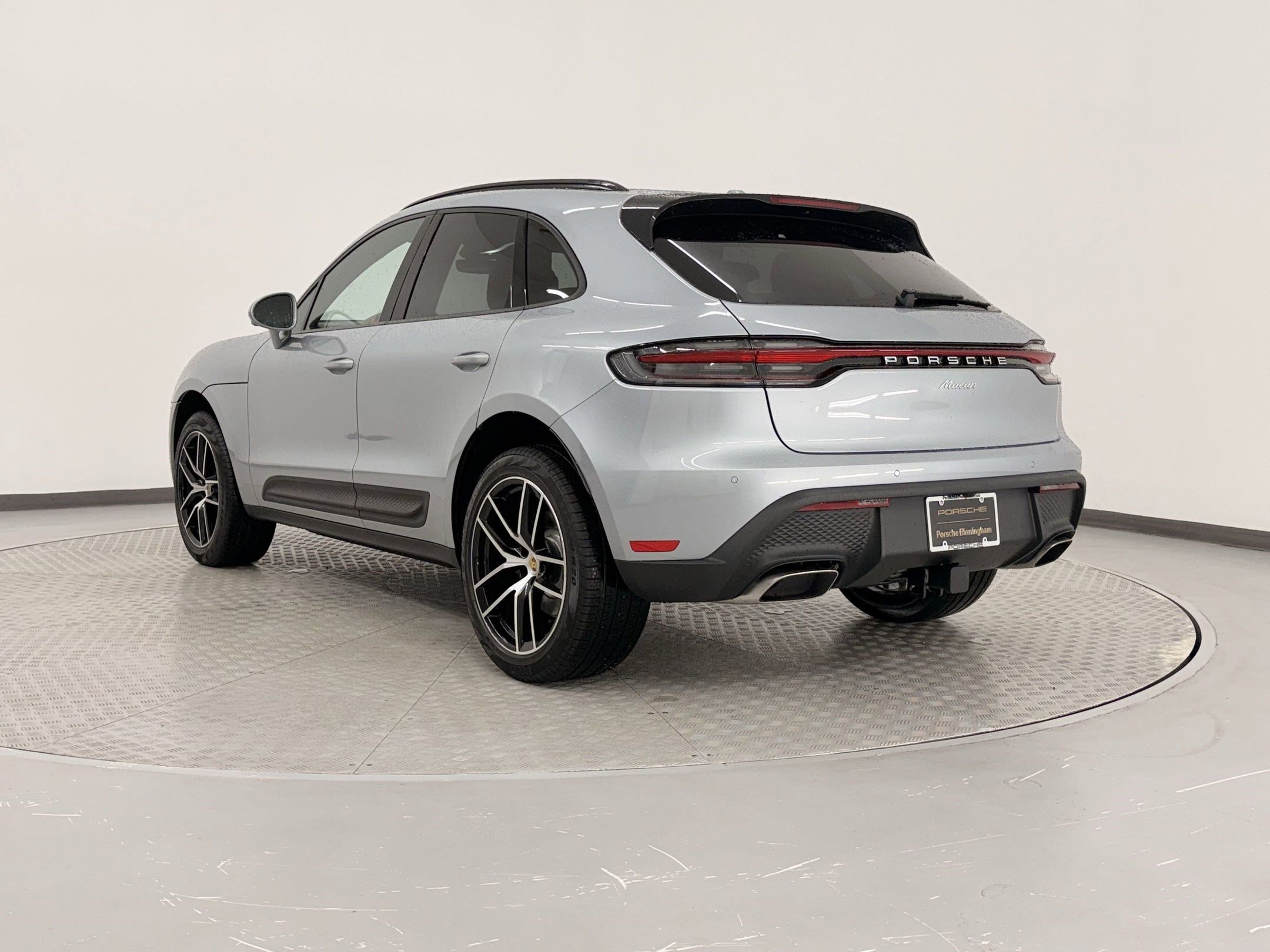 Certified 2025 Porsche Macan image 3