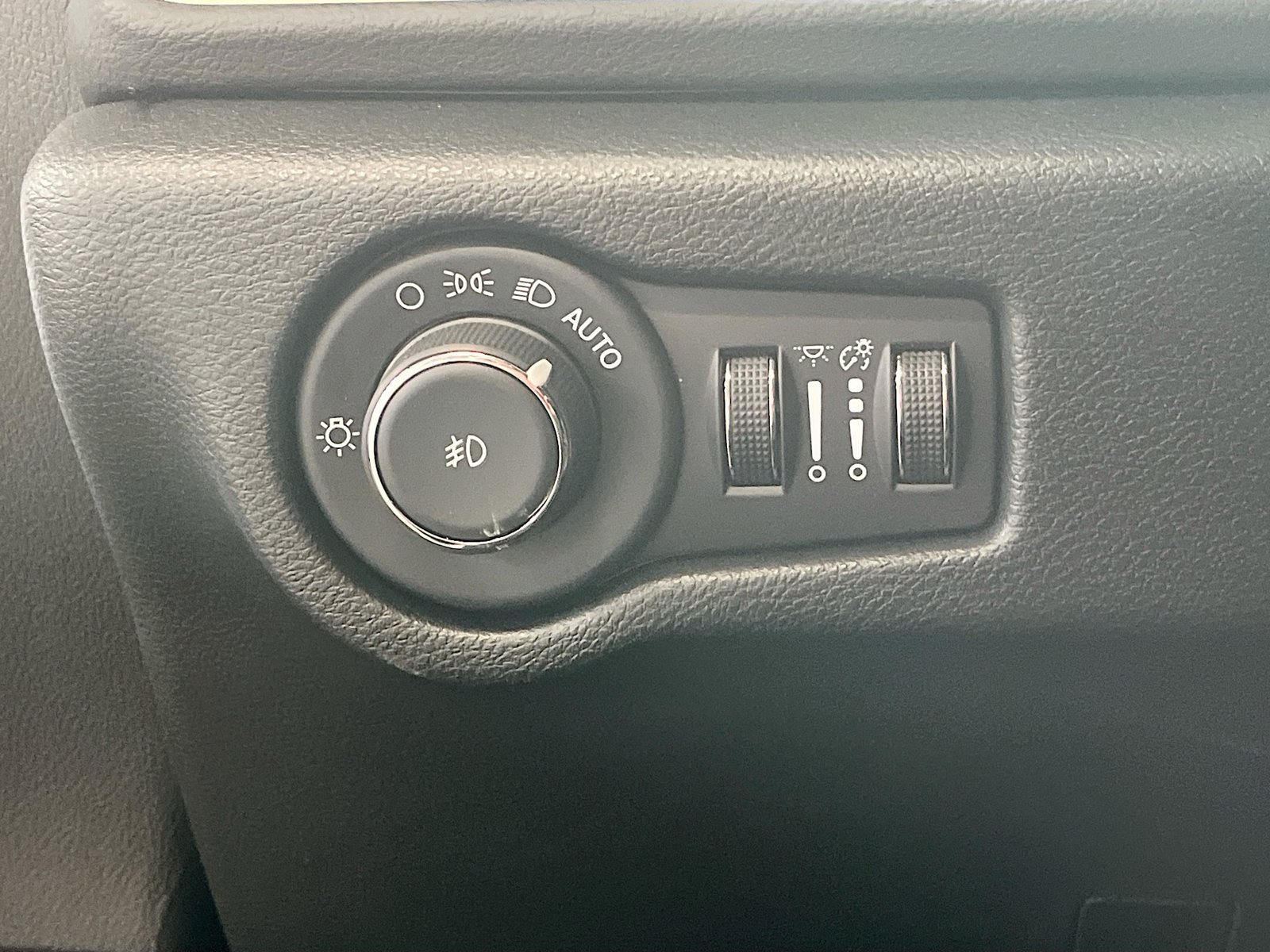 Used 2026 Chrysler Pacifica Select FWD image 10