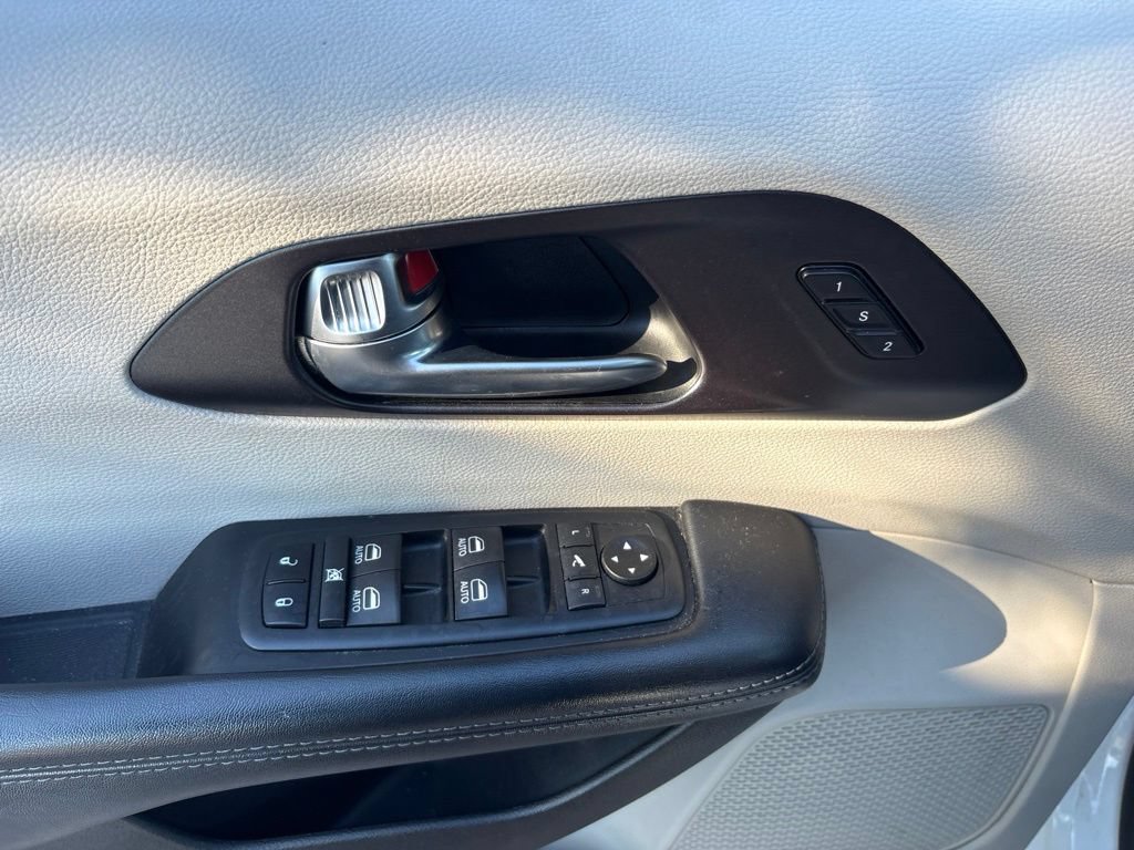 Used 2020 Chrysler Pacifica Limited FWD image 16