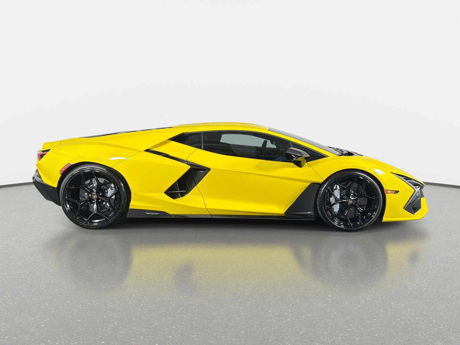 Used 2025 Lamborghini Revuelto image 2