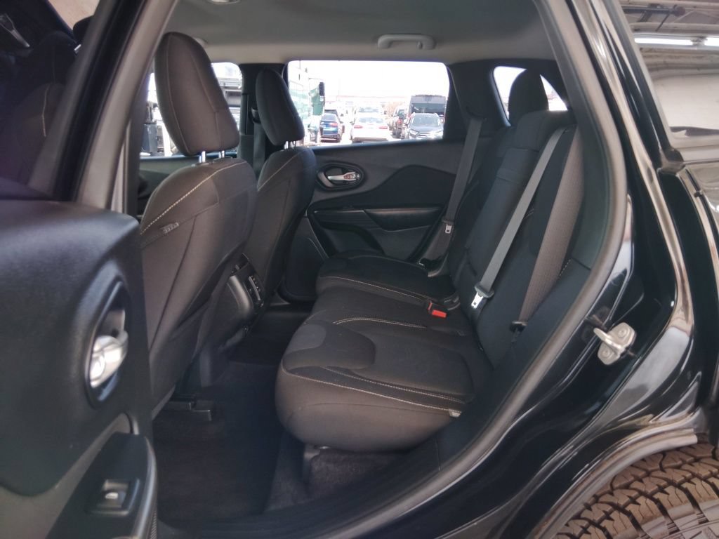 Used 2016 Jeep Cherokee Latitude w/ Comfort & Sound Group FWD image 19