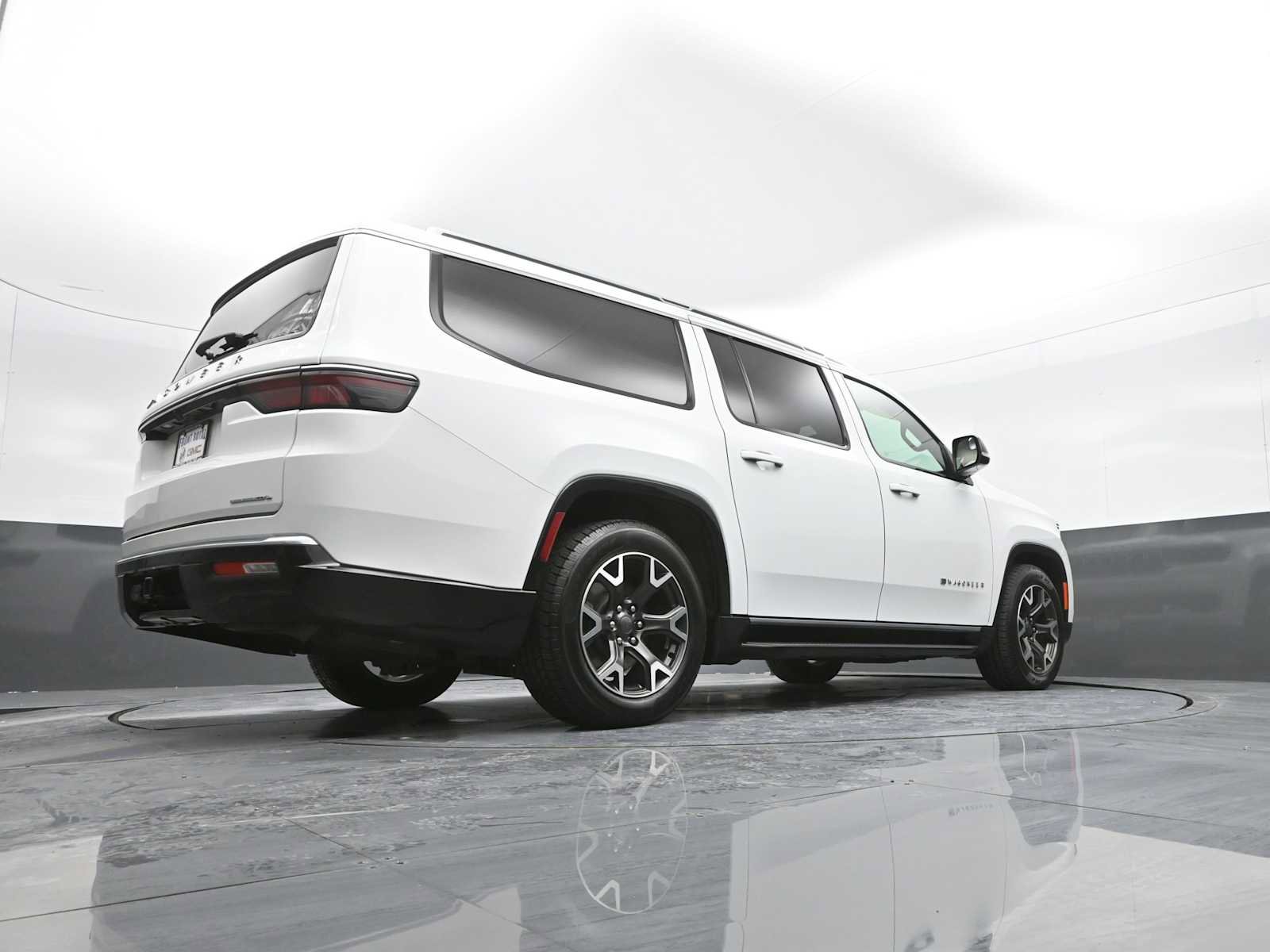 Used 2023 Jeep Wagoneer L Series III w/ Preferred Equipment Group image 43