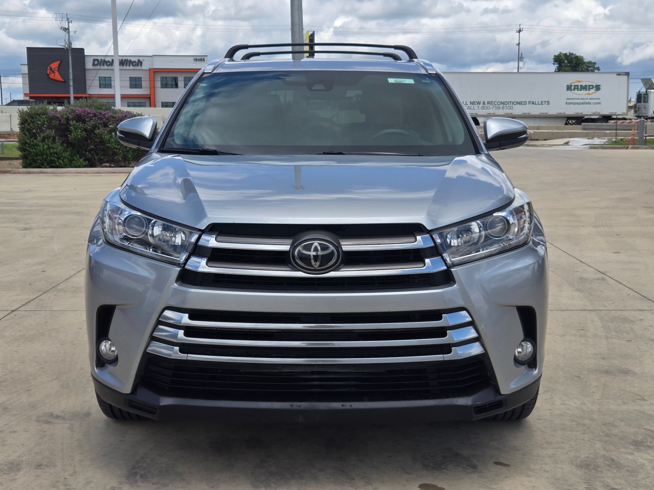 Used 2018 Toyota Highlander Limited w/ Carpet Mat Package (TMS) AWD/4WD image 2