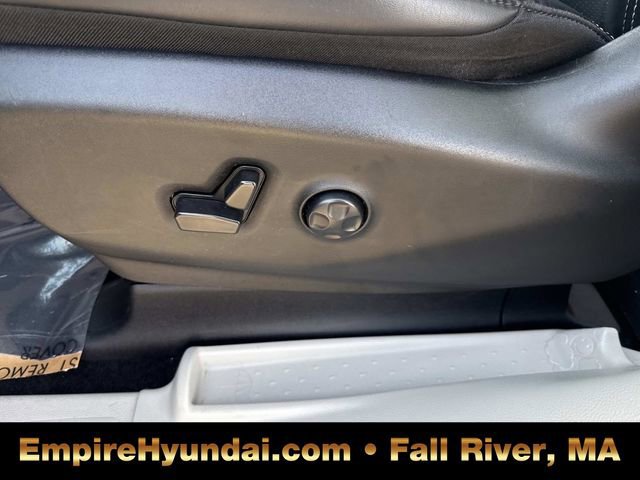 Used 2023 Chrysler Pacifica Touring-L image 19