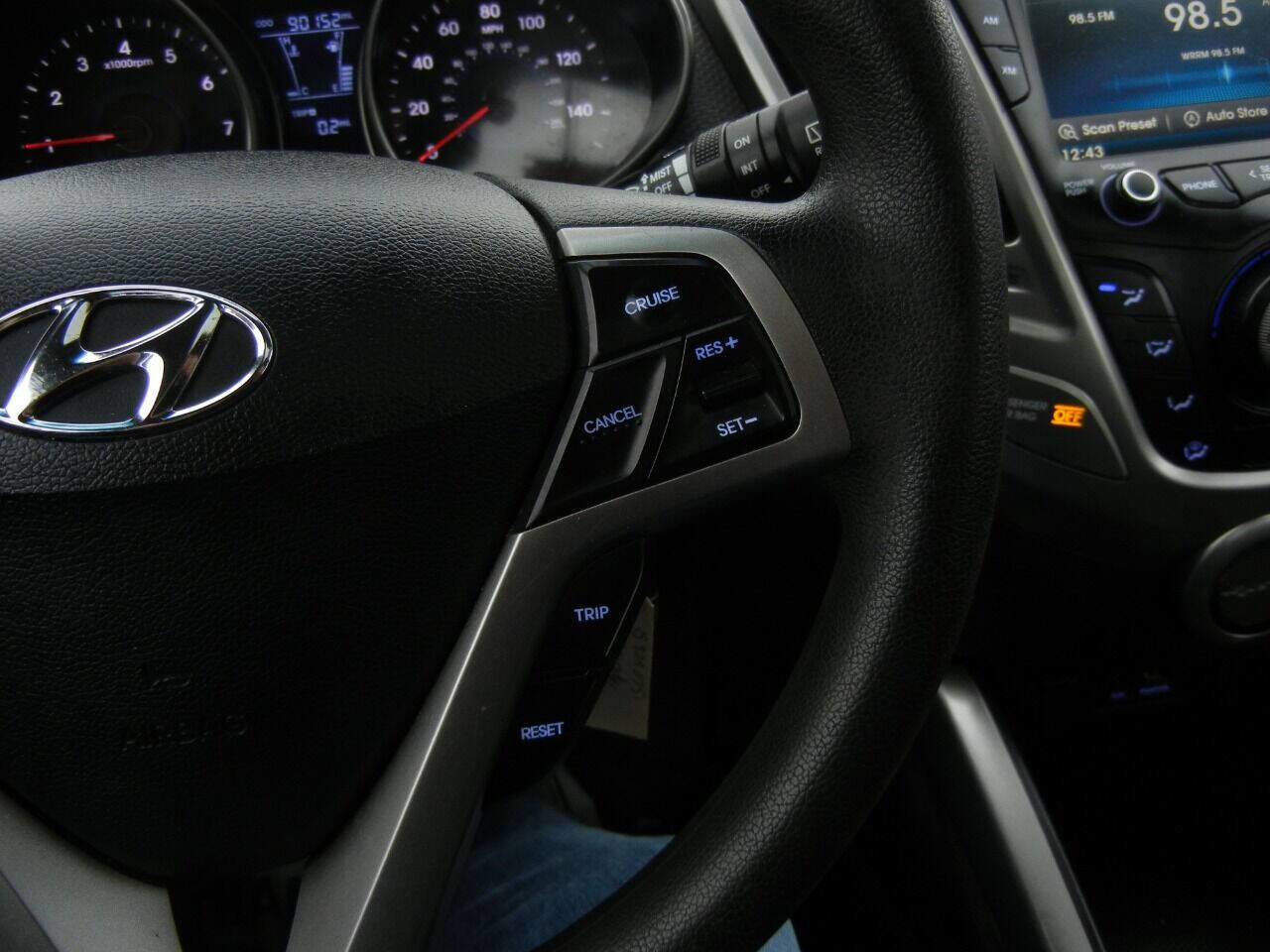 Used 2013 Hyundai Veloster image 38