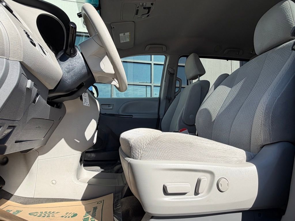 Used 2012 Toyota Sienna LE w/ Towing Pkg image 8