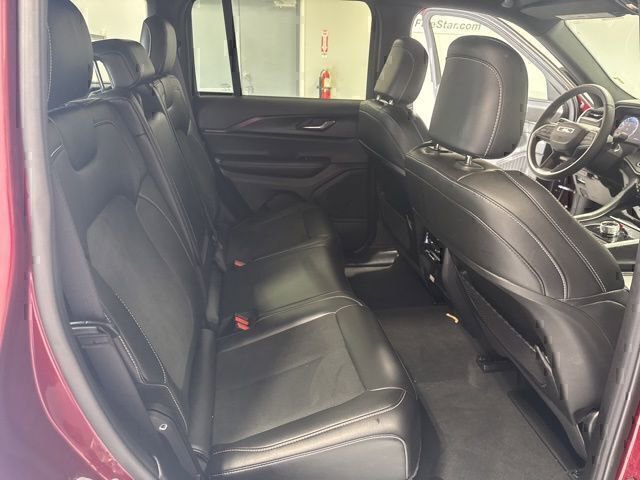 Used 2025 Jeep Grand Cherokee Altitude image 17