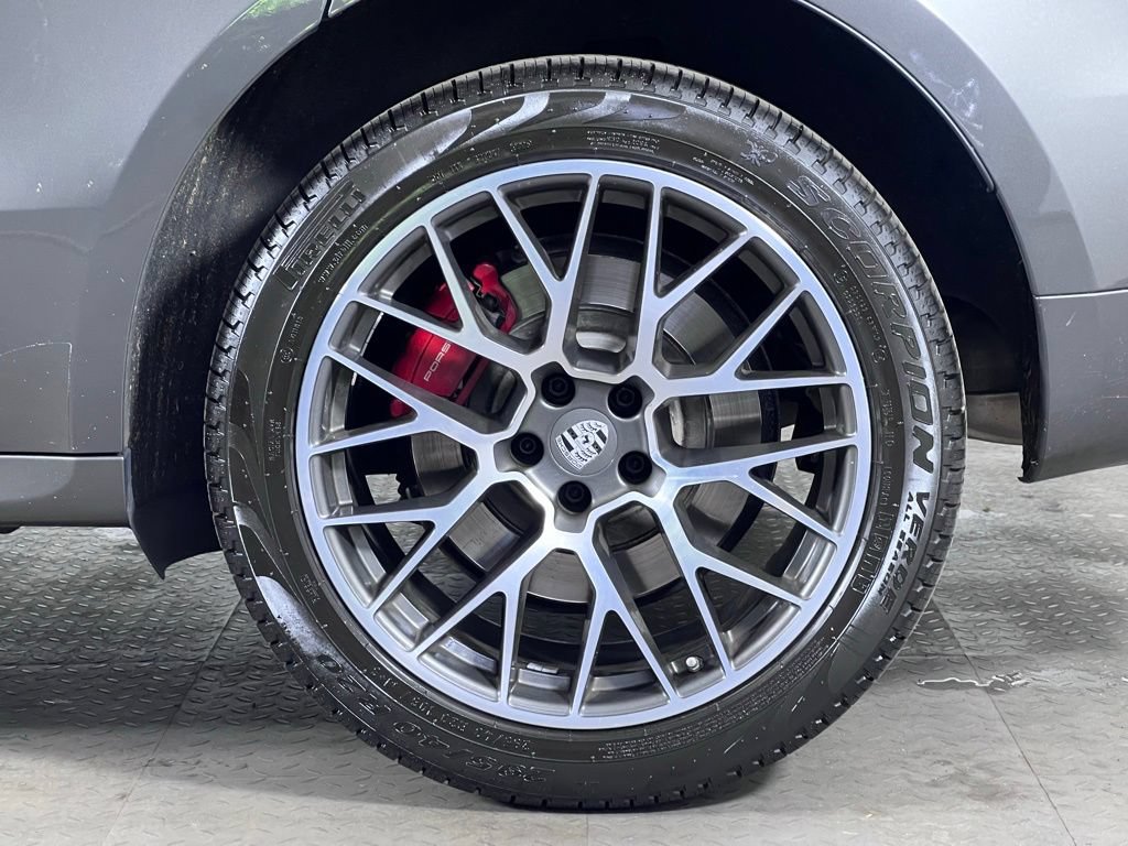 Certified 2018 Porsche Macan Turbo AWD/4WD image 12