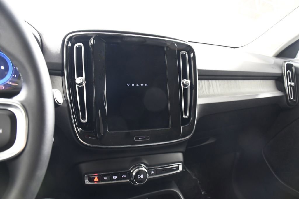 Used 2025 Volvo XC40 B5 Core image 33