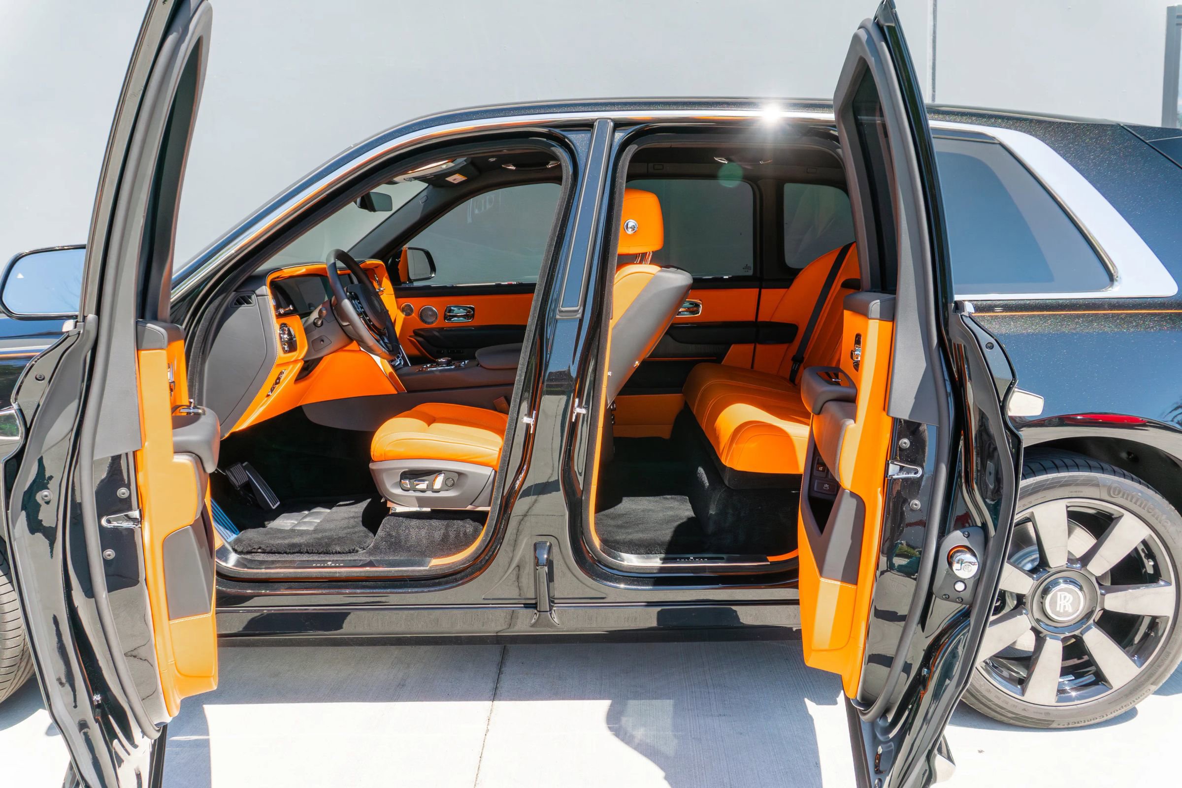 Used 2025 Rolls-Royce Cullinan image 46