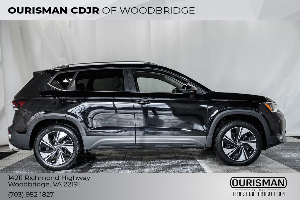 Used 2025 Volkswagen Taos SE w/ Panoramic Sunroof Package image 3
