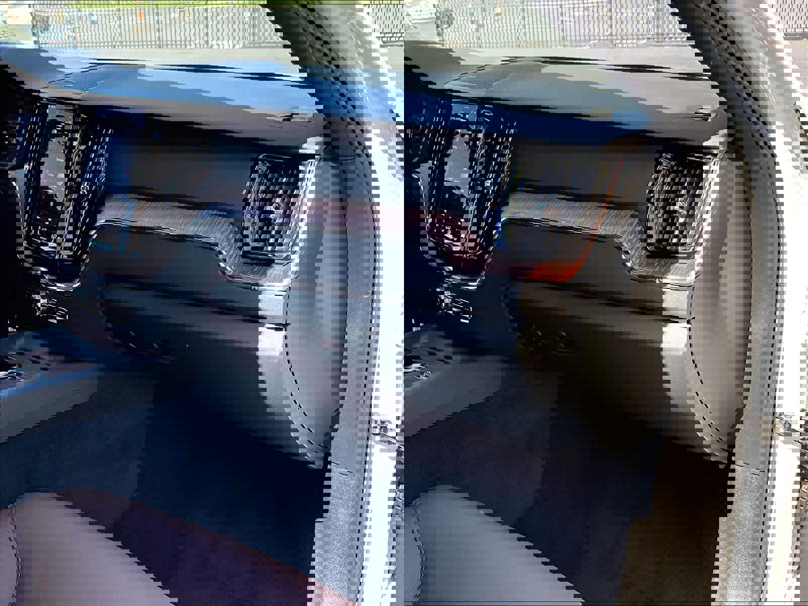 Used 2025 Volvo XC60 T8 Plus w/ Protection Package Premier image 16