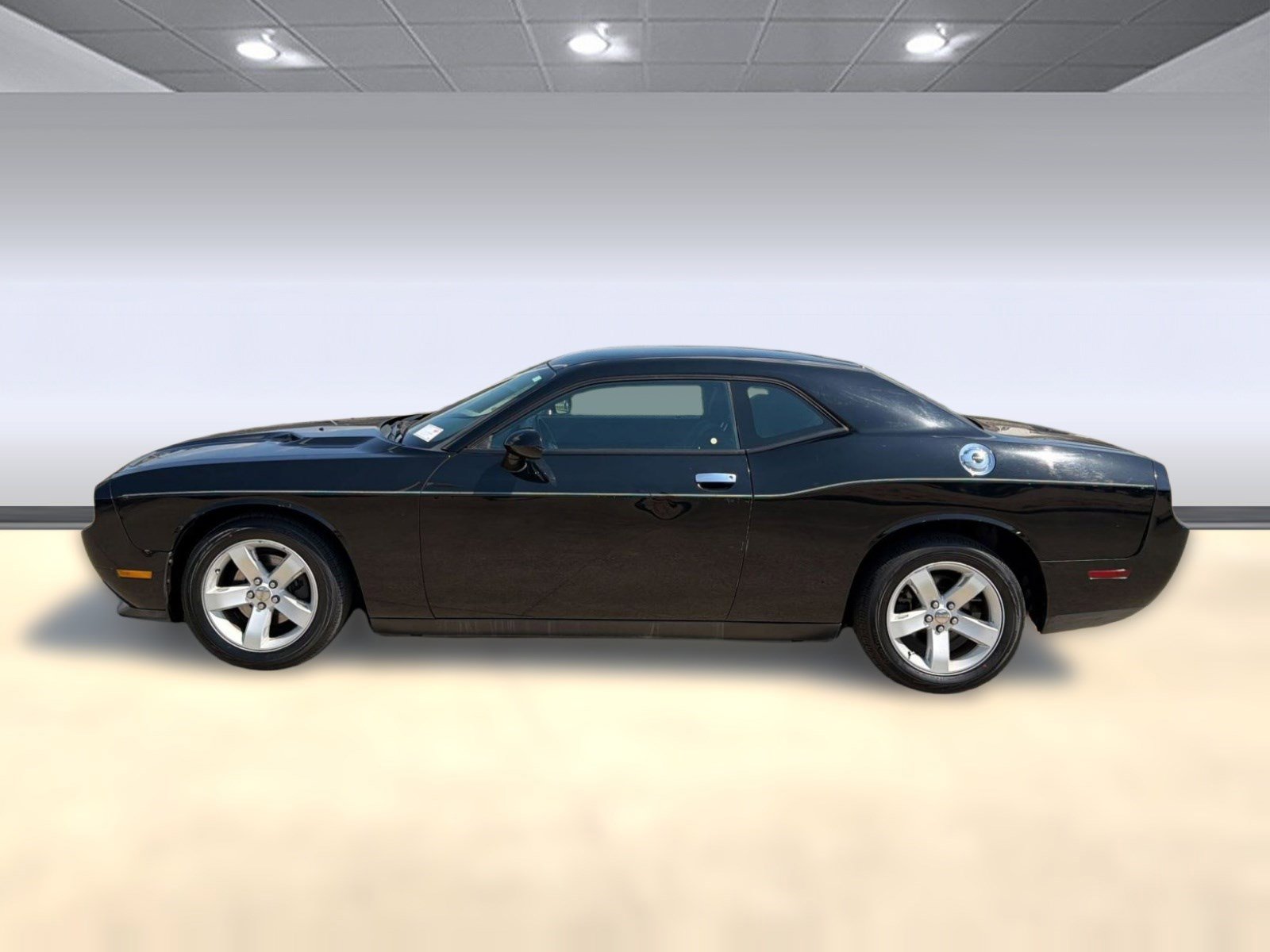 Used 2014 Dodge Challenger SXT RWD image 2