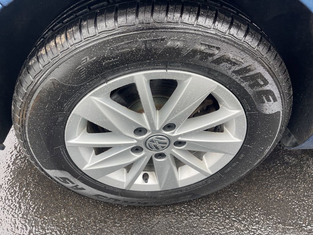 Used 2017 Volkswagen Golf S image 27