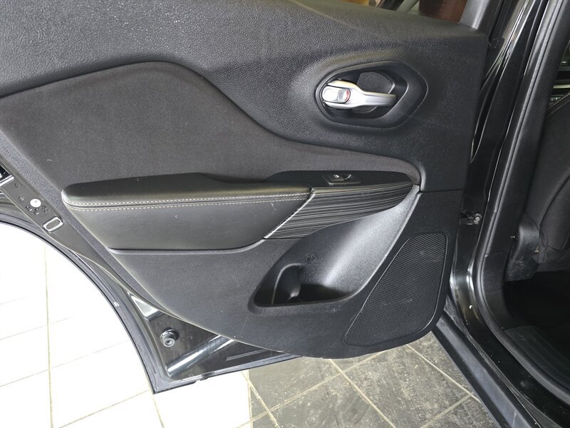Used 2016 Jeep Cherokee Sport FWD image 10