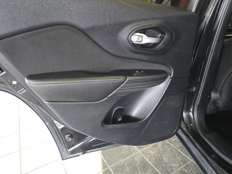 Used 2016 Jeep Cherokee Sport FWD image 10