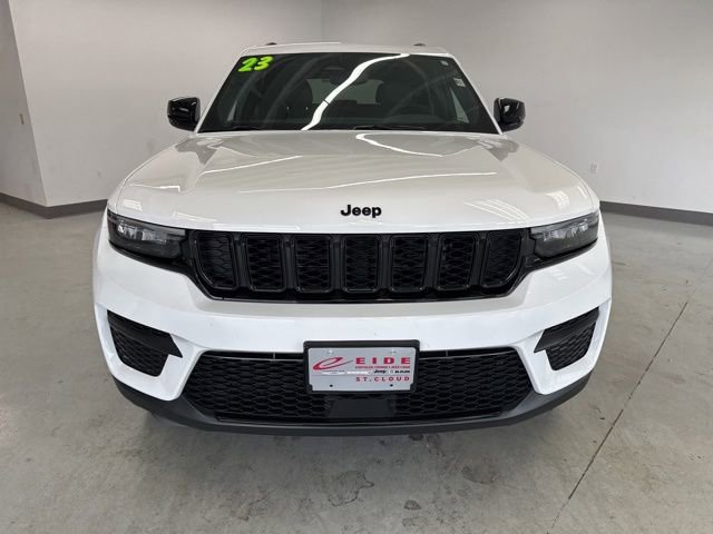 Used 2023 Jeep Grand Cherokee Altitude AWD/4WD image 3