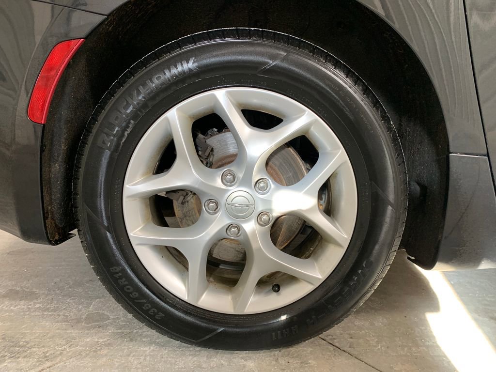 Used 2017 Chrysler Pacifica Touring-L w/ Tire & Wheel Group image 10