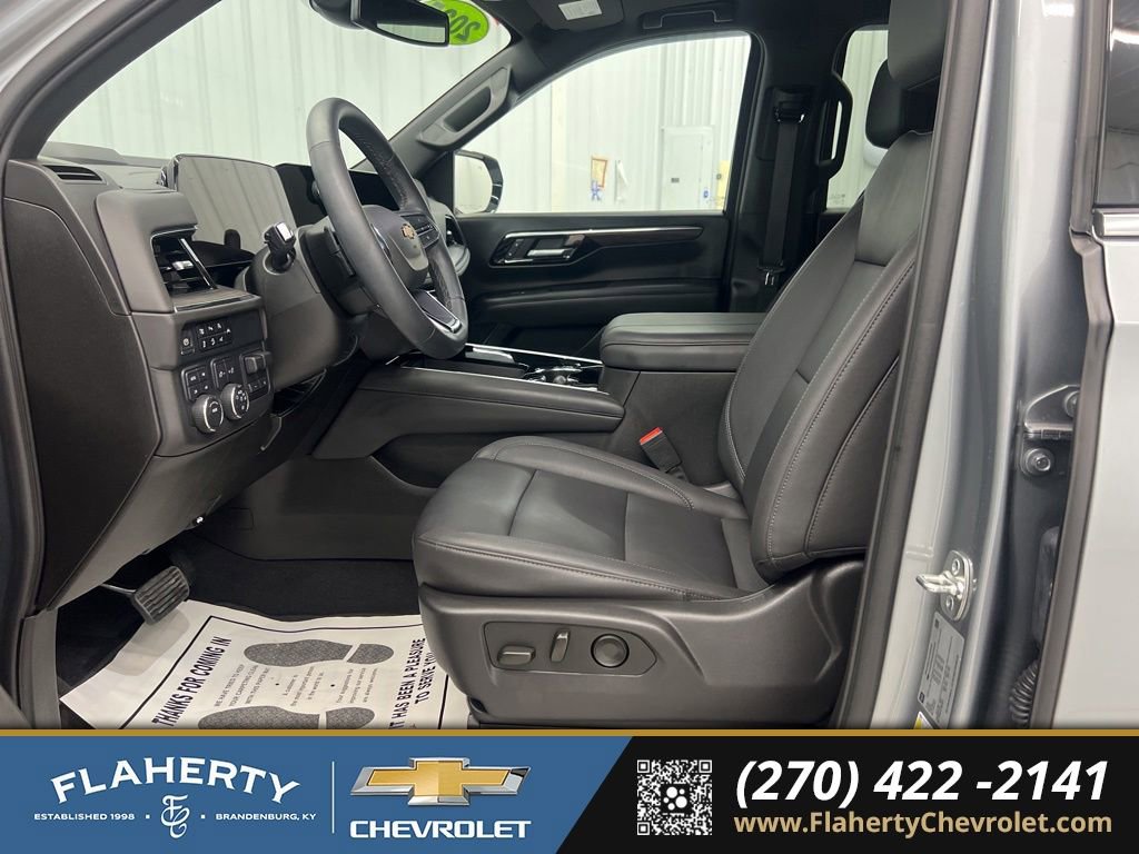 Used 2025 Chevrolet Suburban LT w/ Comfort Package AWD/4WD image 9