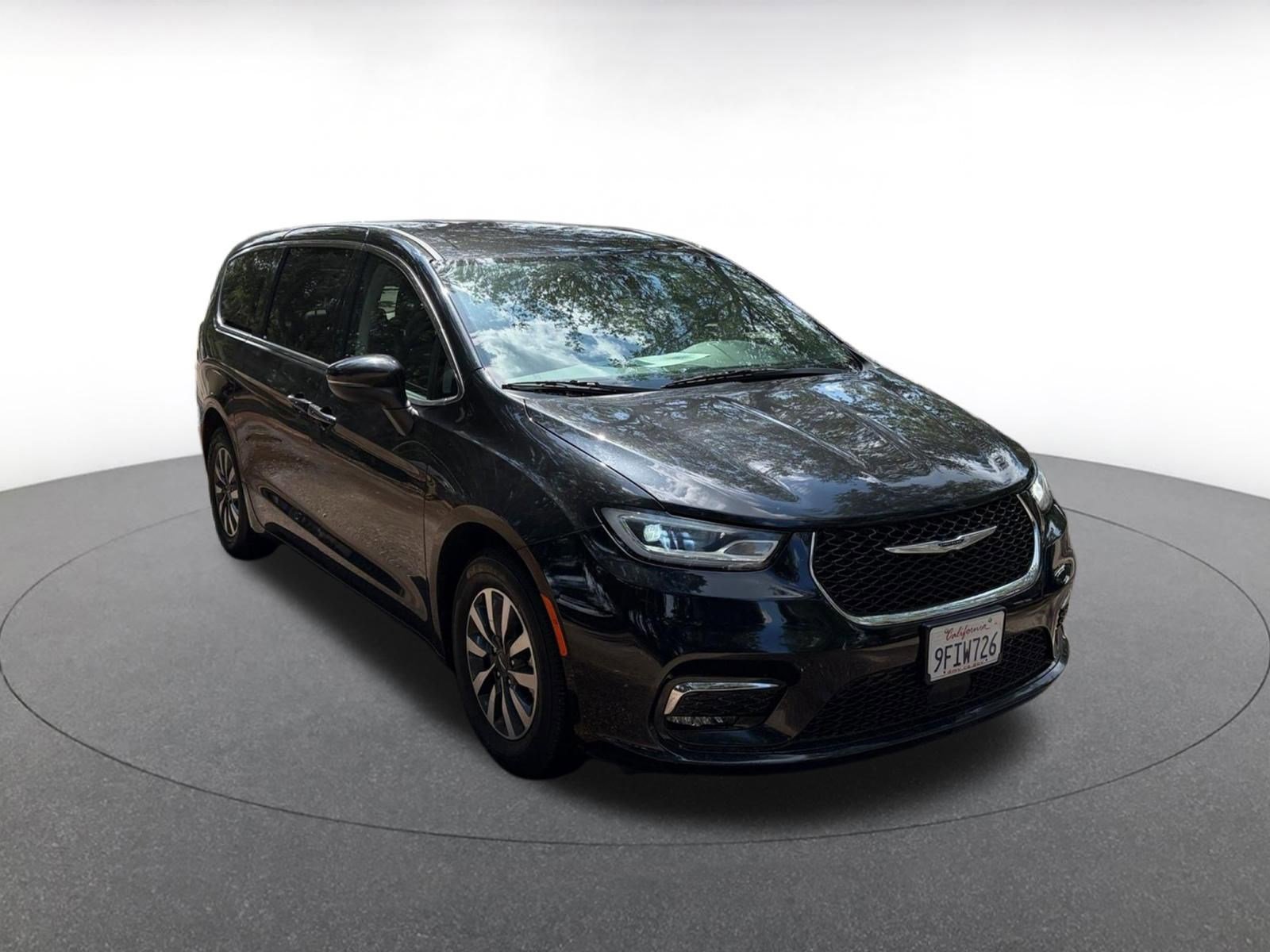 Used 2023 Chrysler Pacifica Touring-L