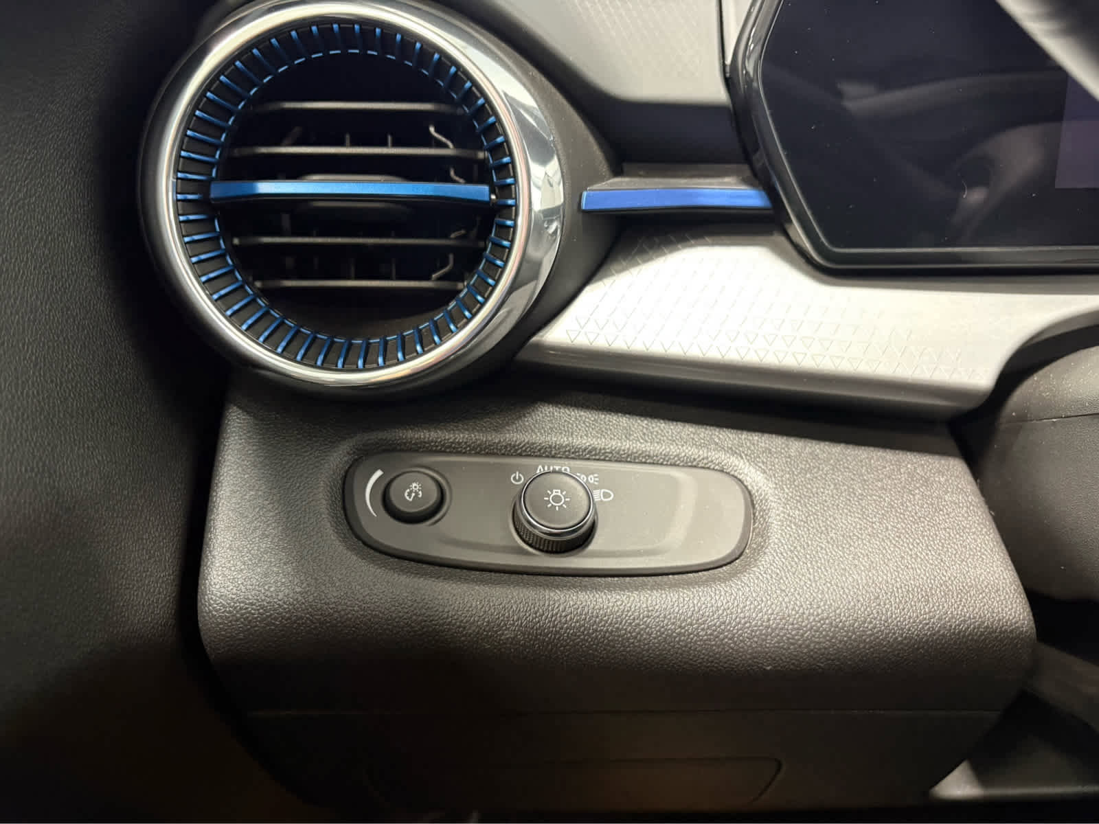 Certified 2025 Chevrolet Trax LT w/ LT Convenience Package image 30