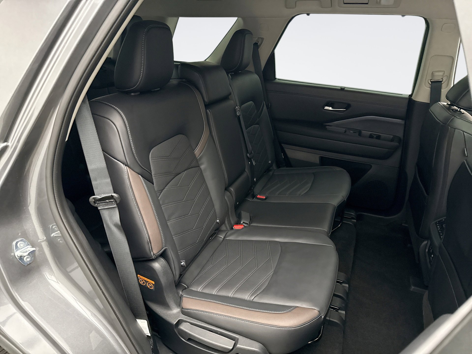 Used 2025 Nissan Pathfinder Platinum w/ Cargo Package image 18