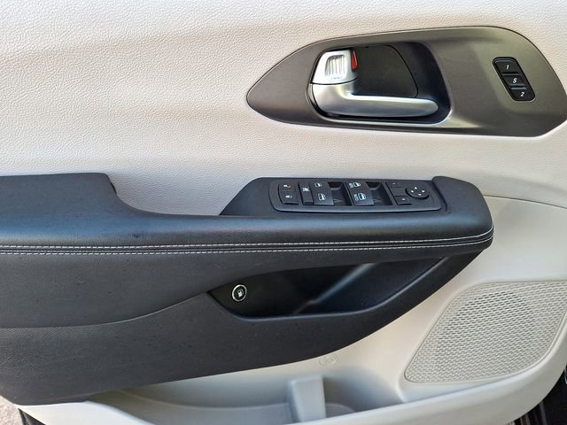 Used 2024 Chrysler Pacifica Select FWD image 16