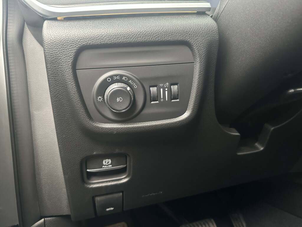 New 2025 Jeep Grand Cherokee L Limited w/ Black Appearance Package image 28