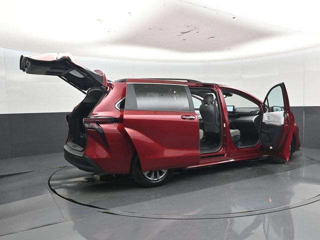 Used 2025 Toyota Sienna XLE FWD image 54