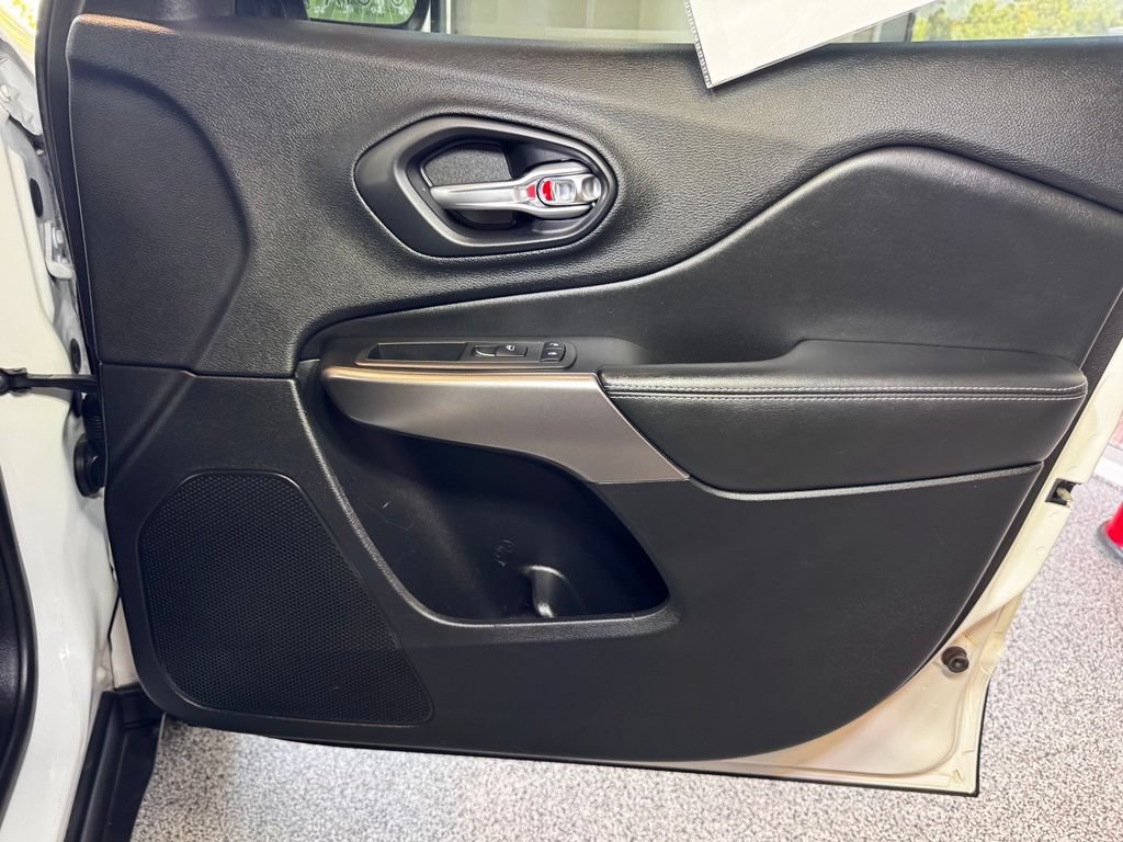 Used 2019 Jeep Cherokee Latitude w/ Popular Appearance Group AWD/4WD image 45