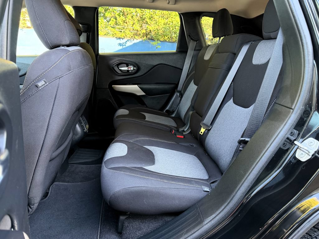 Used 2018 Jeep Cherokee Latitude FWD image 11