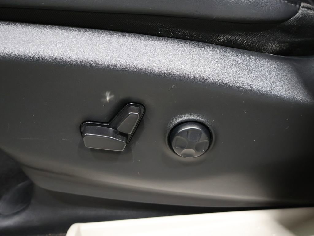 Used 2023 Chrysler Pacifica Touring-L image 12