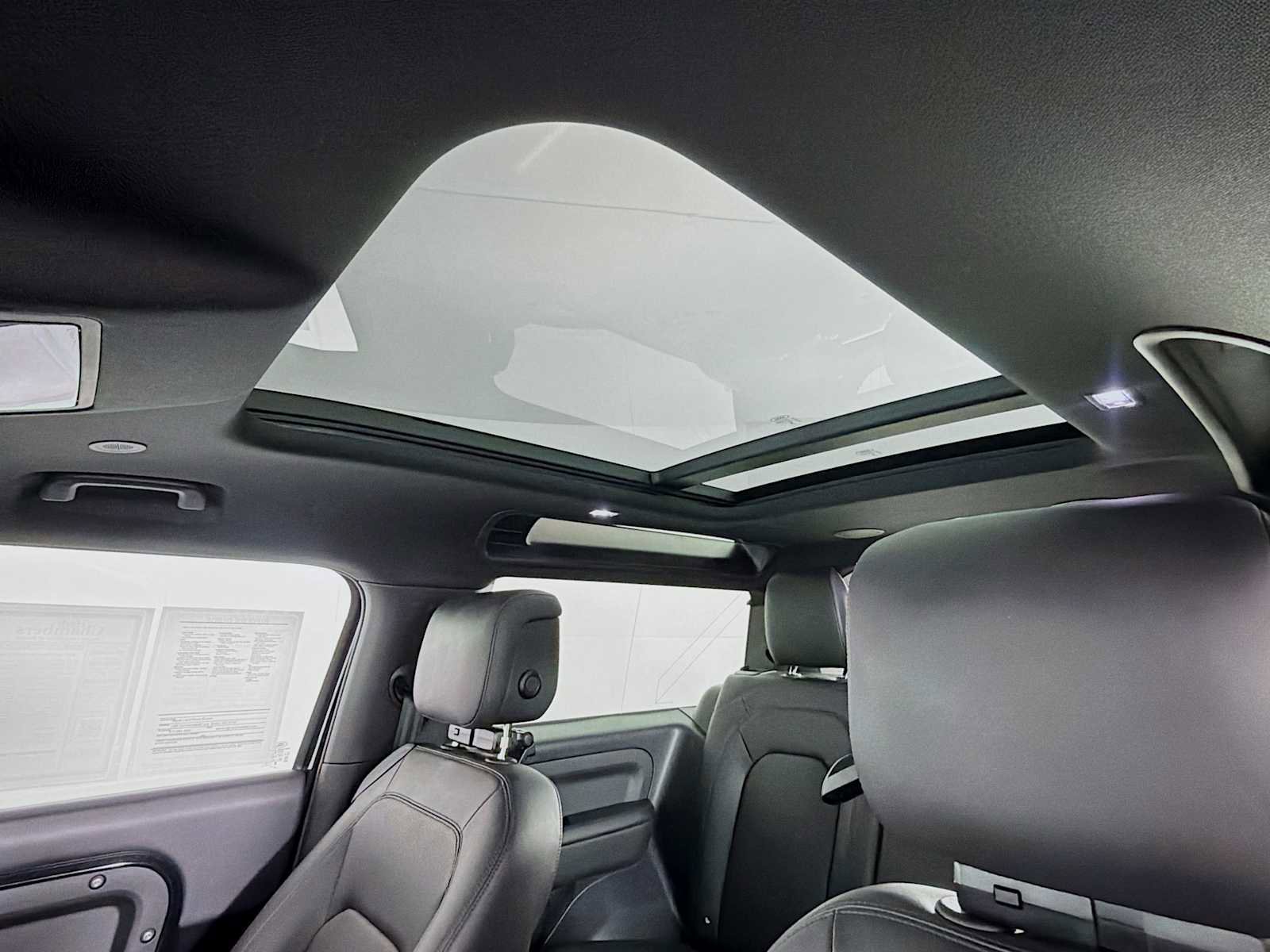 Used 2025 Land Rover Defender 90 X-Dynamic SE image 13