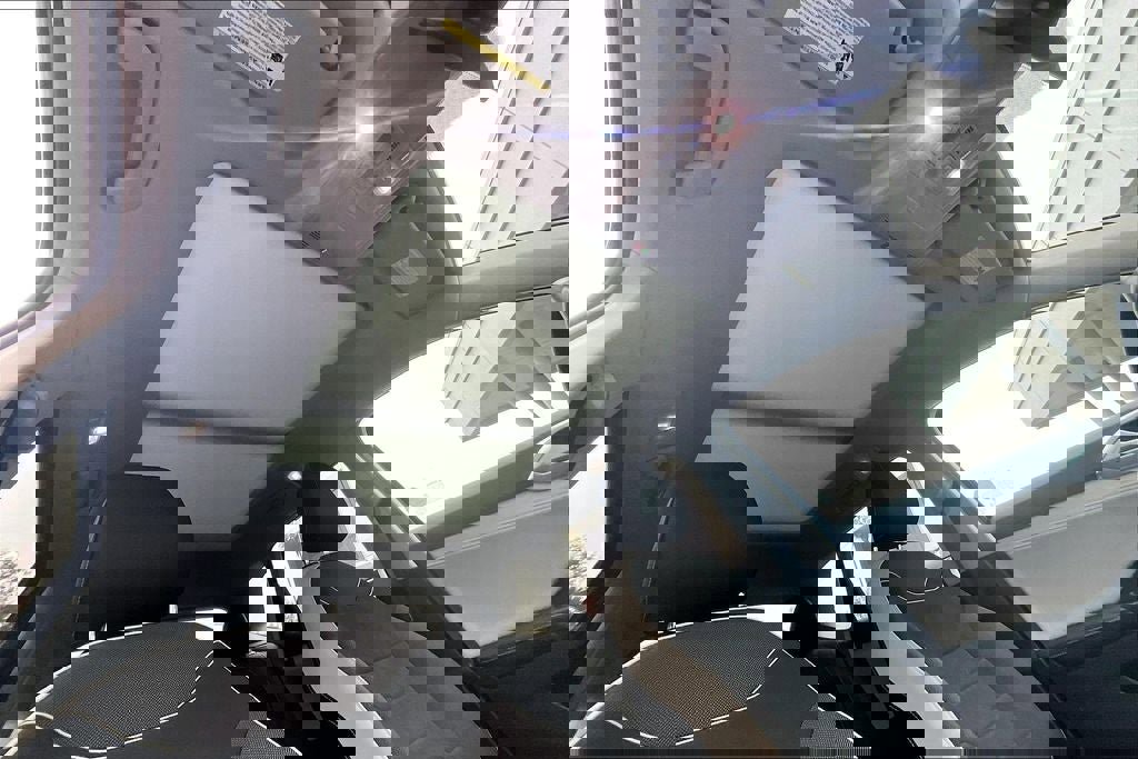 Certified 2025 Volkswagen Taos SE w/ Panoramic Sunroof Package image 25